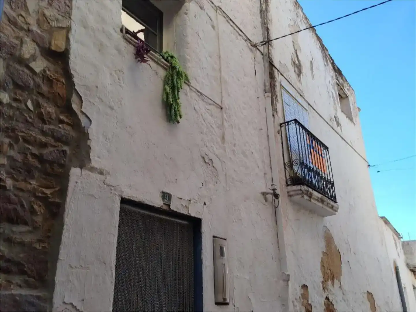 Vista exterior de Casa adosada en venda en Godall amb Aire condicionat i Balcó