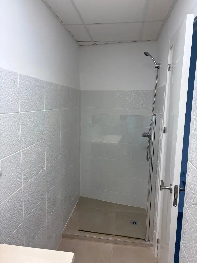 Badezimmer von Geschaftsraum zum Verkauf in L'Eliana mit Klimaanlage und Möbliert