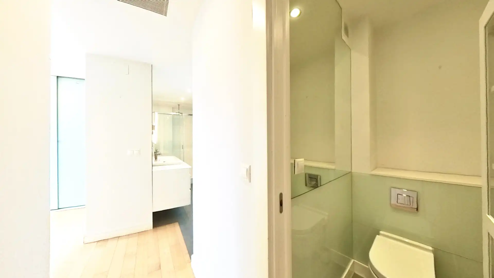 Baño de Ático de alquiler en Madrid con Aire acondicionado, Terraza y Trastero
