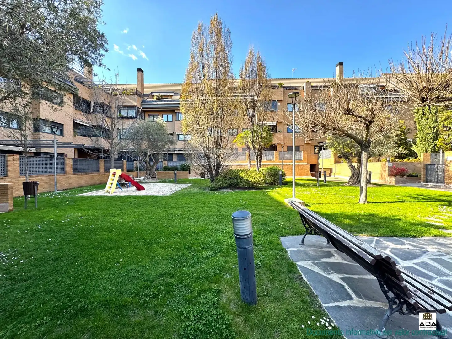 Vista exterior de Pis en venda en Las Rozas de Madrid amb Aire condicionat, Calefacció i Jardí privat