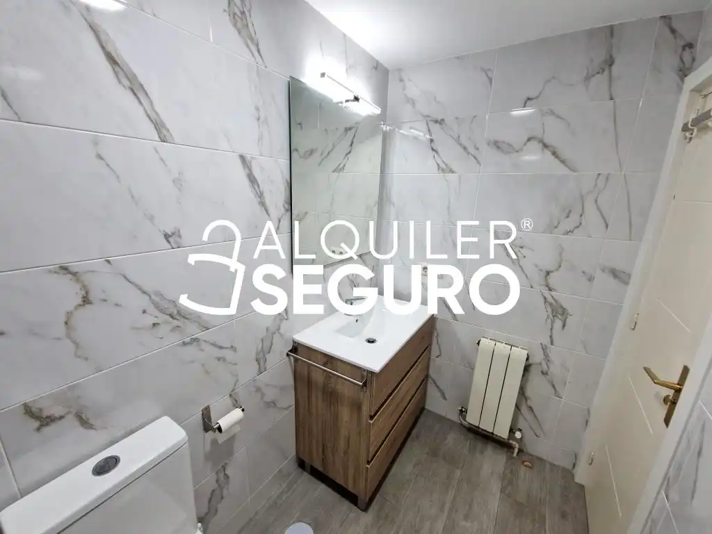 Baño de Piso de alquiler en Móstoles con Calefacción y Terraza