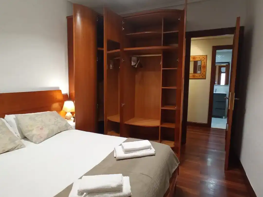 Schlafzimmer von Wohnung zur Miete in Bermeo mit Möbliert und Balkon