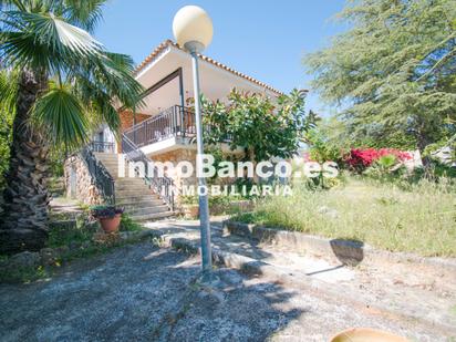 Vista exterior de Casa o xalet en venda en Chiva amb Jardí privat, Terrassa i Traster
