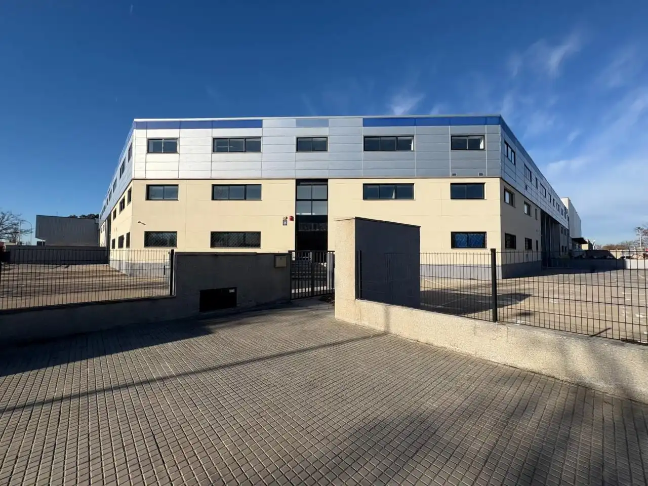 Vista exterior de Nave industrial de alquiler en El Prat de Llobregat con Calefacción y Alarma