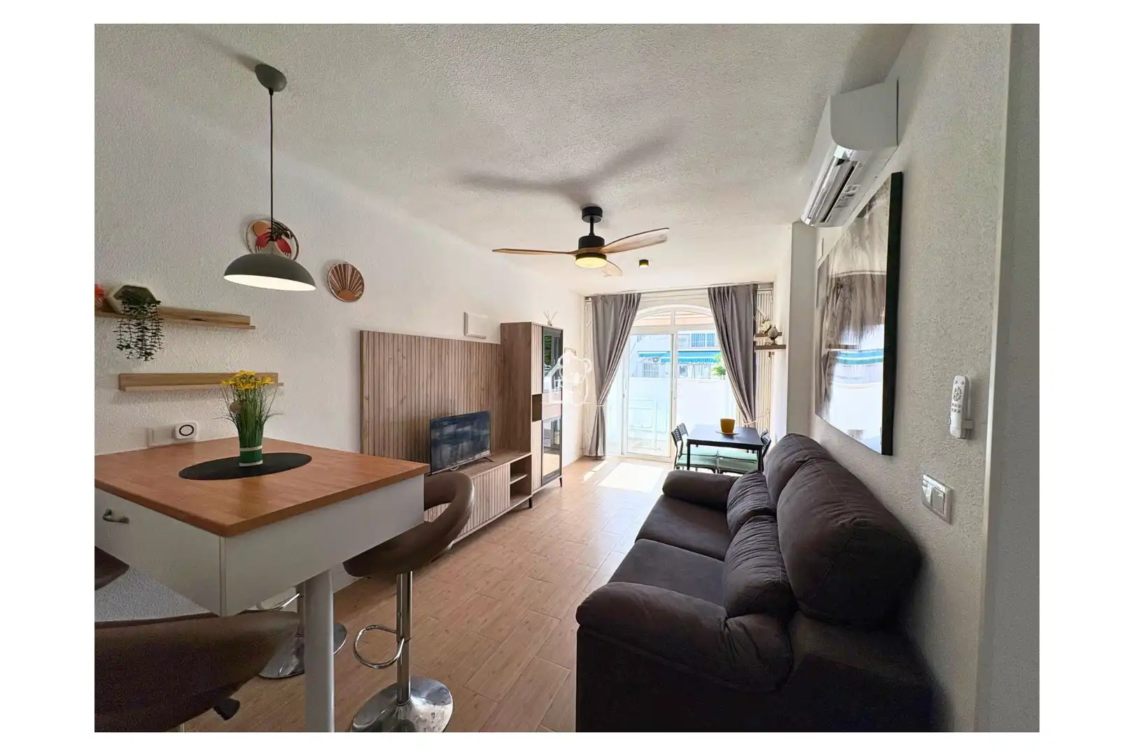 Sala de estar de Planta baja en venta en Torrevieja con Aire acondicionado, Jardín privado y Terraza