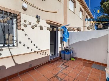 Maison mitoyenne avec balcon à vendre à Calle MULHACEN 19
