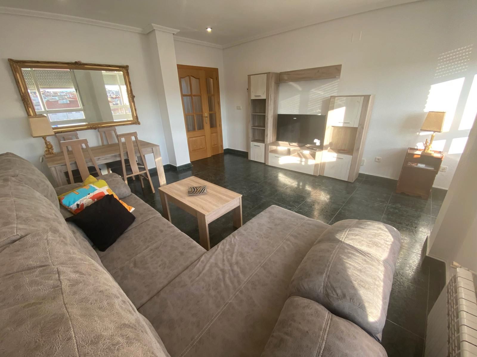 Sala d'estar de Apartament de lloguer en  Albacete Capital amb Calefacció, Moblat i Internet