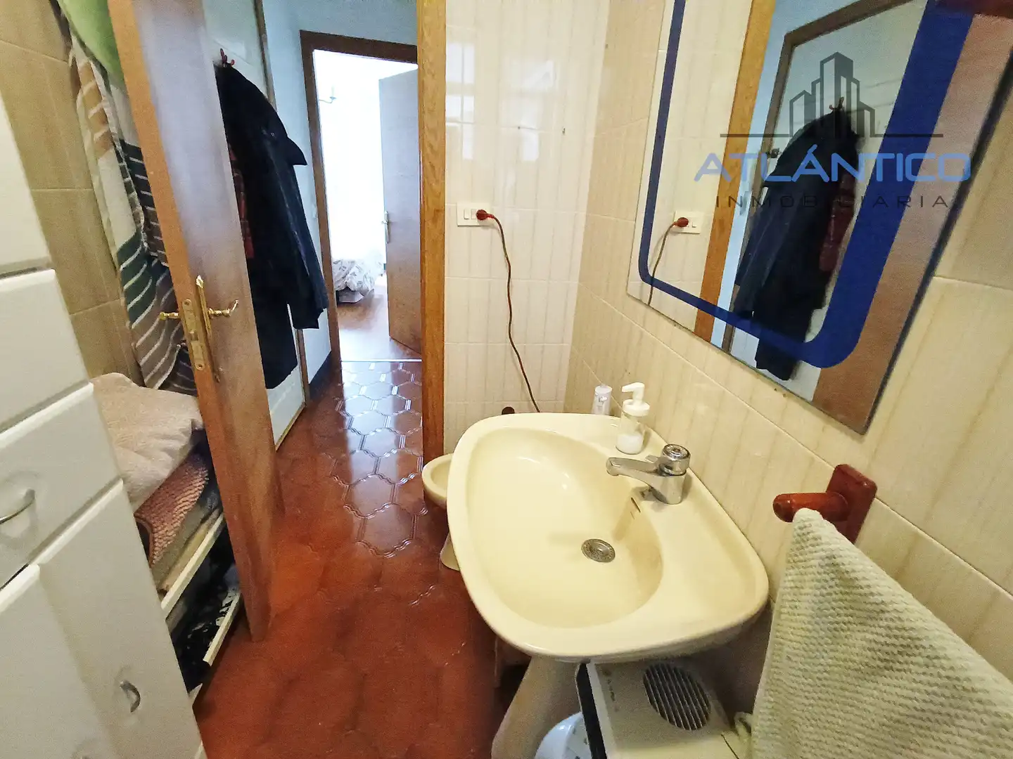 Baño de Apartamento en venta en A Coruña Capital  con Amueblado, Horno y Lavadora