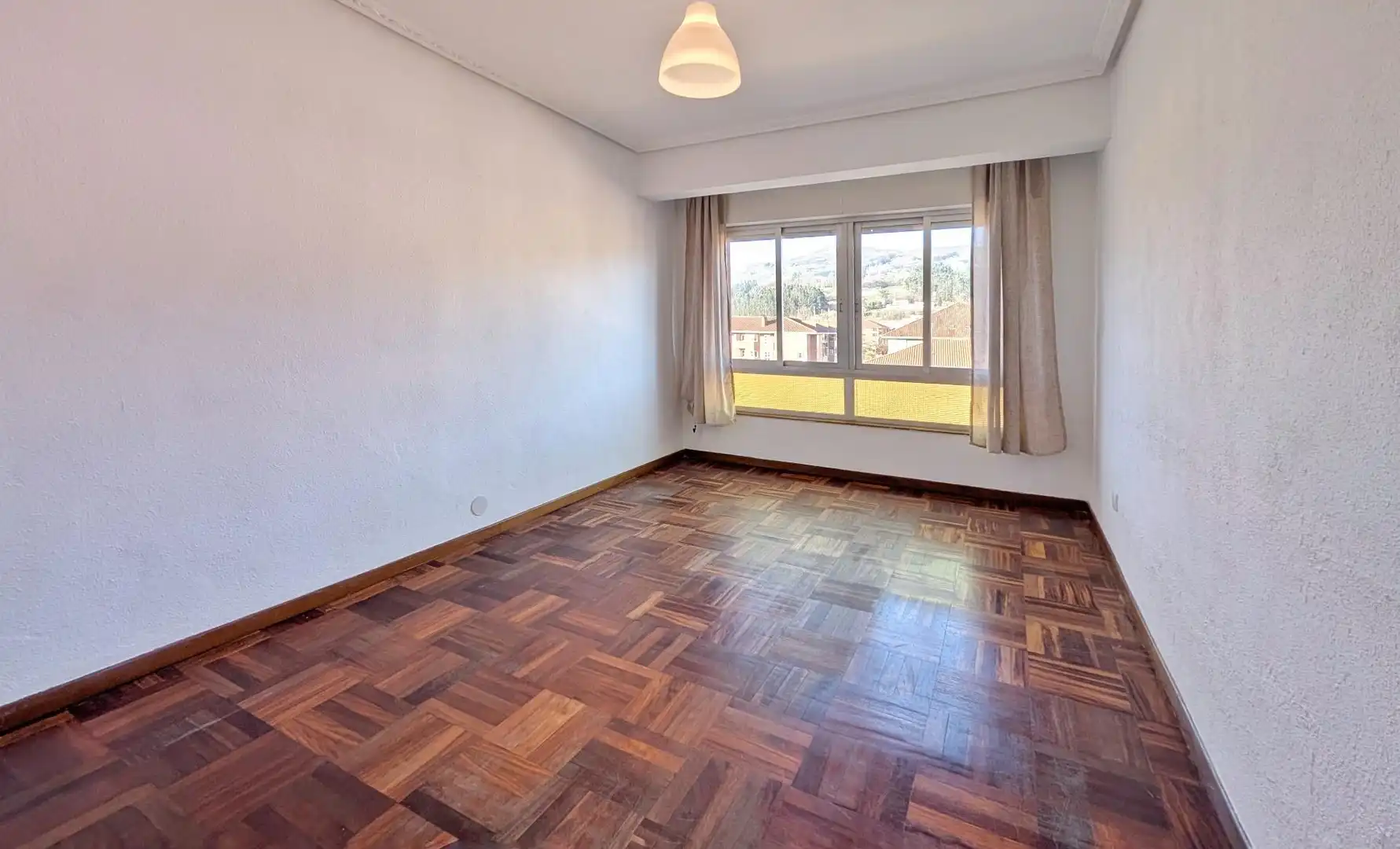 Habitación de Piso en venta en Los Corrales de Buelna  con Parquet