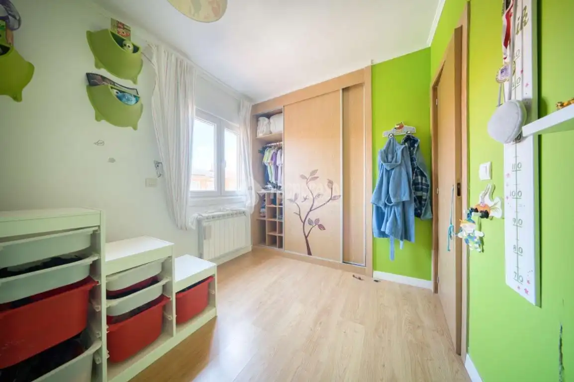 Habitación de Casa adosada en venta en Aldeamayor de San Martín con Calefacción y Jardín privado