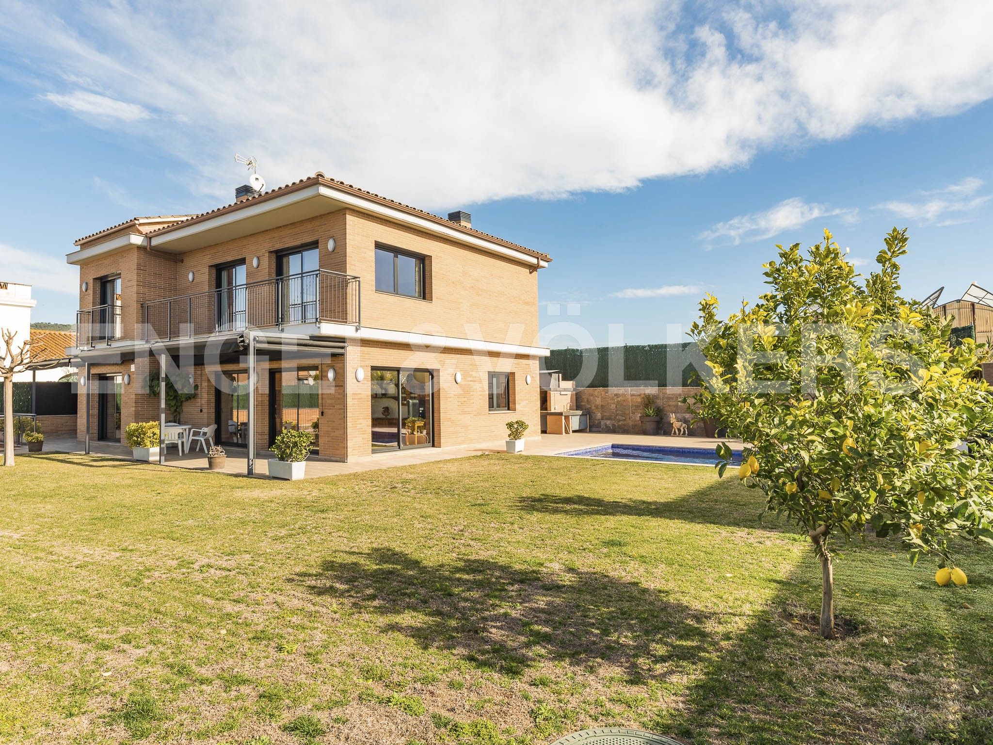 Vista exterior de Casa o xalet en venda en Vilassar de Mar amb Aire condicionat, Calefacció i Jardí privat