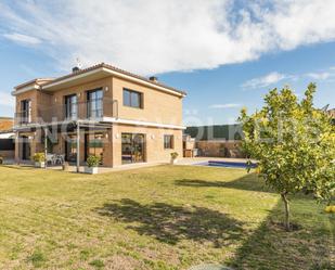 Vista exterior de Casa o xalet en venda en Vilassar de Mar amb Aire condicionat, Calefacció i Jardí privat
