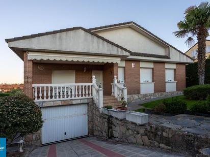 Vista exterior de Casa o xalet en venda en El Casar amb Aire condicionat i Piscina