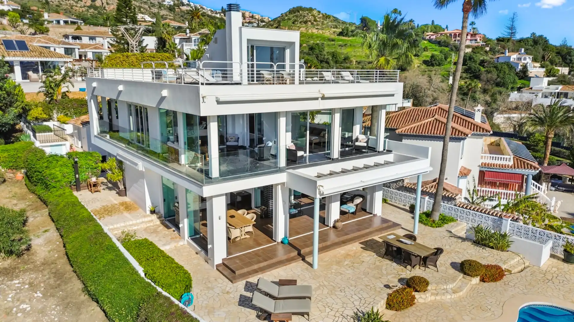 Vista exterior de Casa o xalet en venda en Benalmádena amb Aire condicionat, Calefacció i Jardí privat