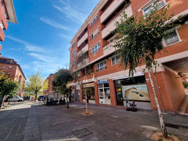 Local comercial en Alquiler en Julian Gaiarre Hiribidea, 7A en Txurdinaga