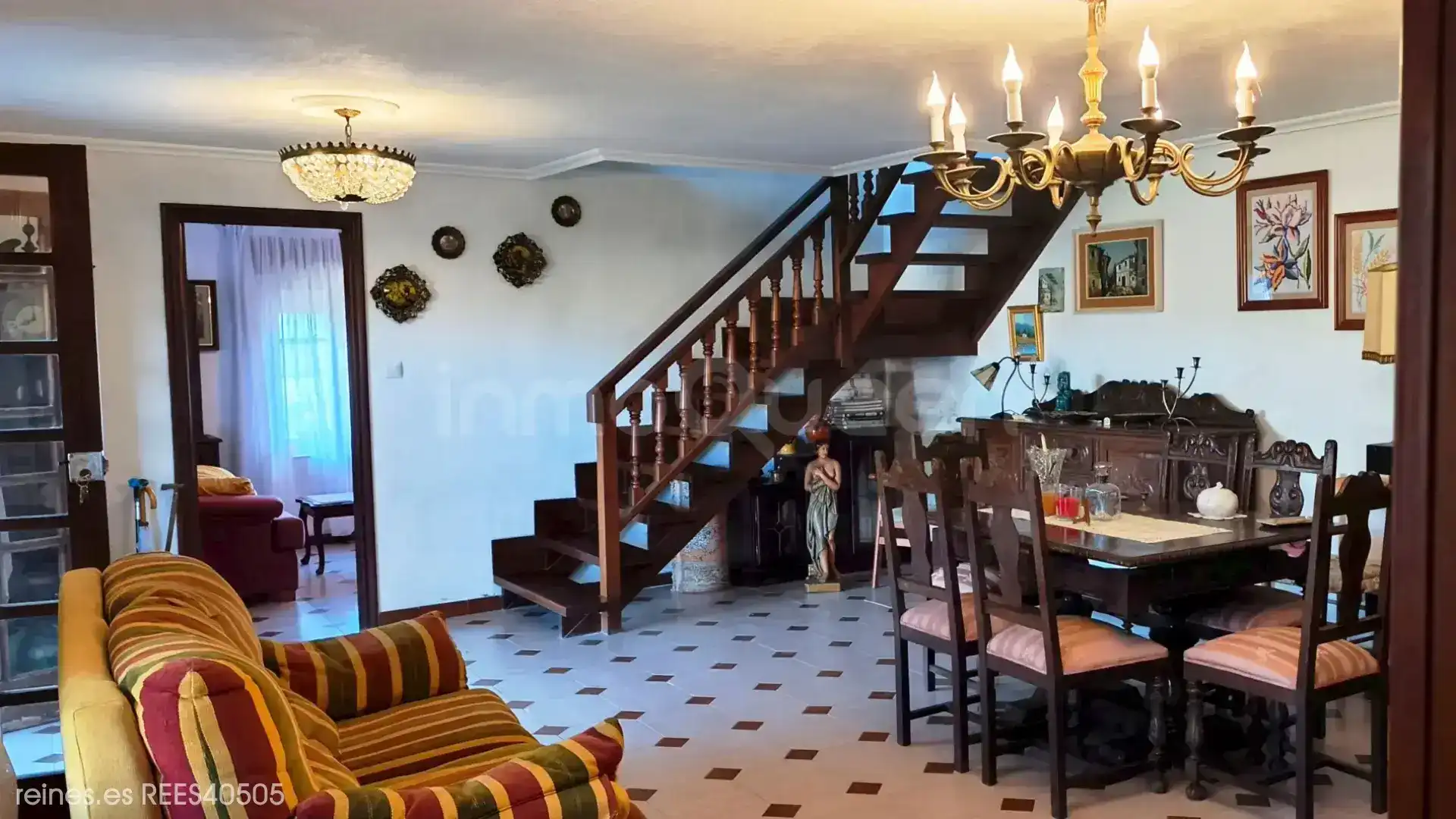 Wohnzimmer von Einfamilien-Reihenhaus zum Verkauf in Miengo mit Heizung und Privatgarten