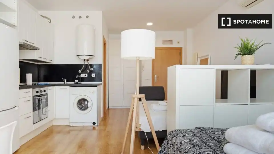 Bedroom of Flat for rent in Madrid  with Air Conditioner, Heating and Furnished