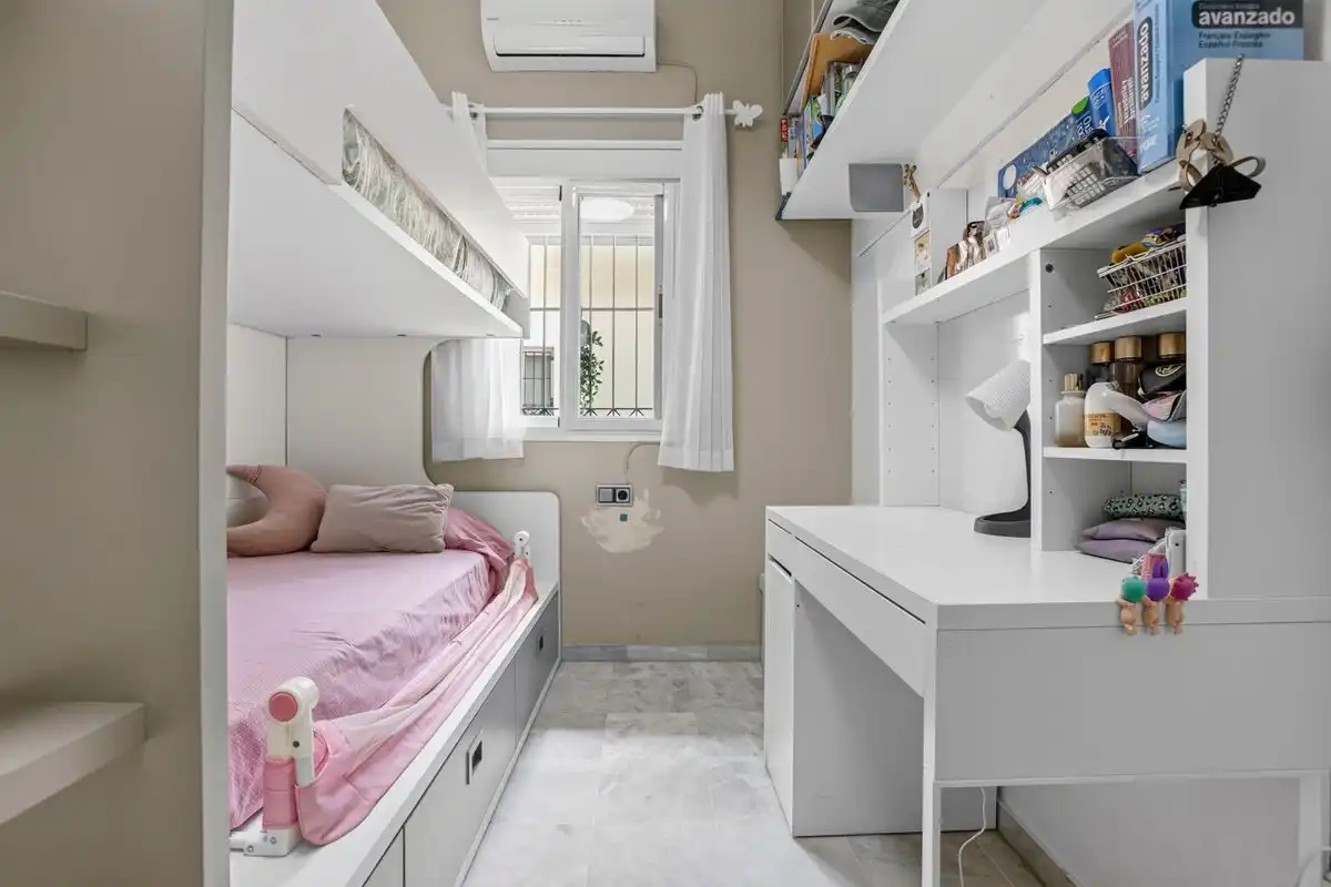 Bedroom of Flat for sale in Sevilla  with Air Conditioner, Heating and Furnished
