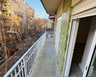 Exterior view of Flat for sale in  Barcelona Capital  with Air Conditioner, Heating and Balcony