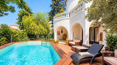 Empuriabrava  Casa mediterránea con piscina privada, jardín y licencia turística a 400 m de la playa