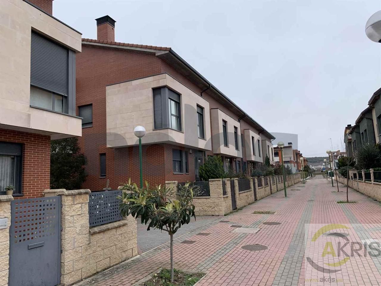 Exterior view of House or chalet for sale in Burgos Capital  with Swimming Pool