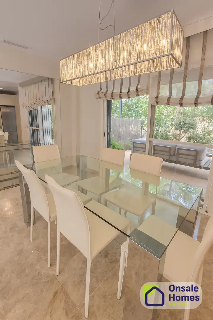 Comedor de Piso en venta en Marbella con Terraza, Alarma y Piscina comunitaria