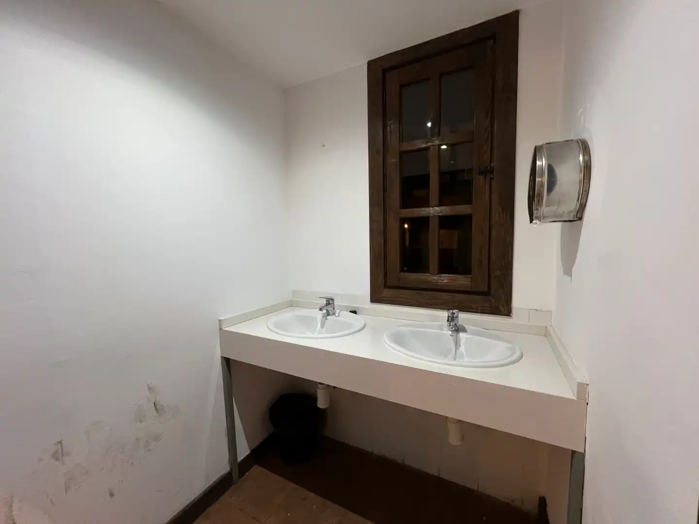 Baño de Local en traspaso en Jaca con Aire acondicionado, Calefacción y Amueblado
