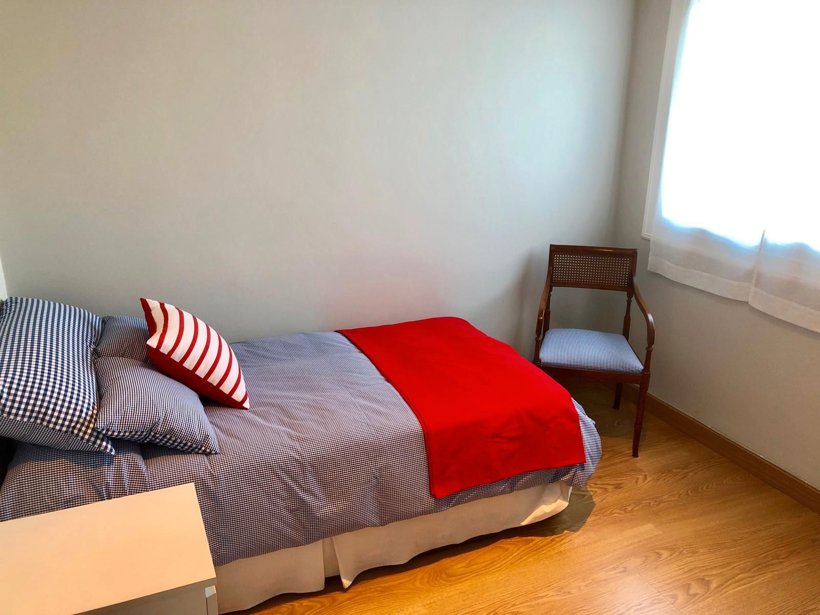 Habitación de Piso de alquiler en  Zaragoza Capital con Calefacción, Parquet y Amueblado