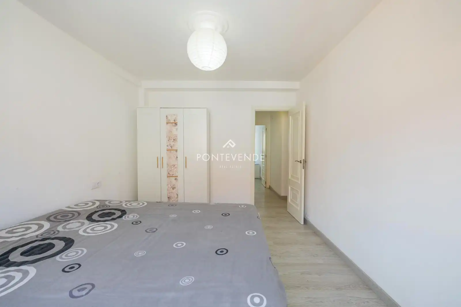 Habitación de Piso en venta en Pontevedra Capital  con Calefacción, Trastero y Amueblado