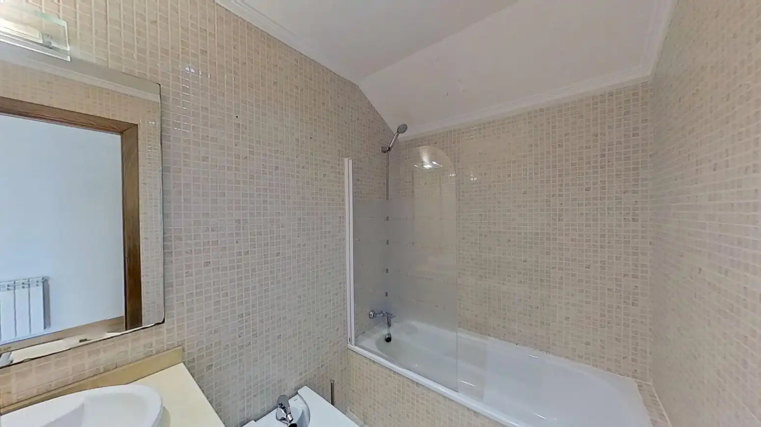Baño de Ático en venta en Santander con Calefacción, Terraza y Trastero