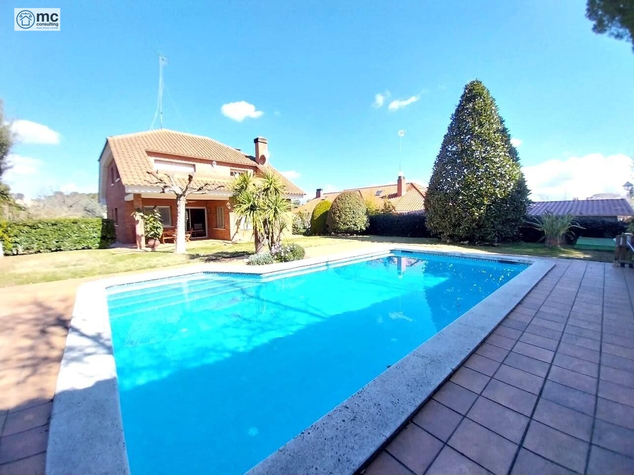 Piscina de Casa o chalet en venta en Canovelles con Aire acondicionado, Calefacción y Jardín privado