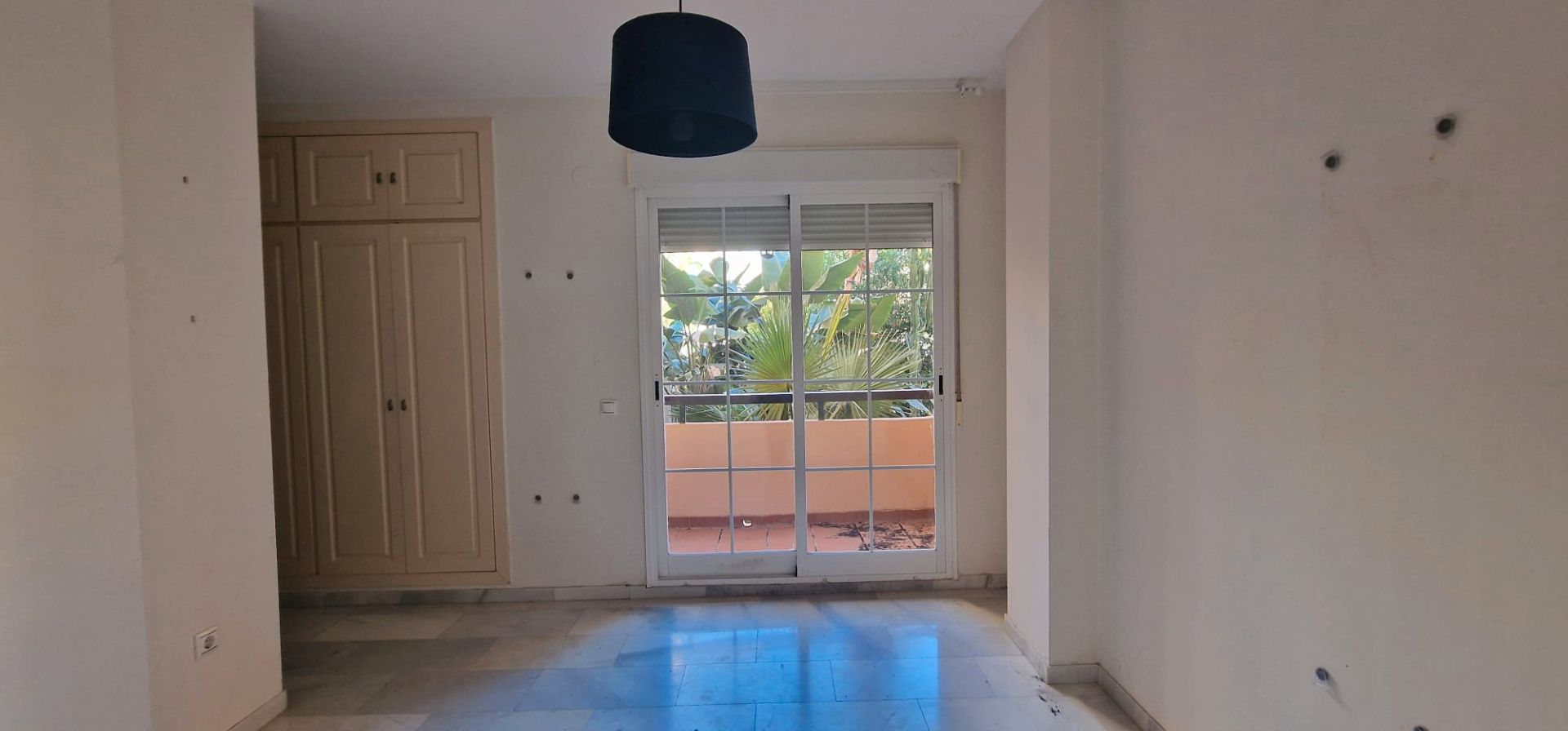 Dormitori de Pis en venda en Marbella amb Terrassa i Piscina comunitària