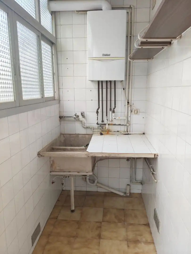 Cuina de Casa adosada en venda en Salt amb Calefacció, Terrassa i Forn