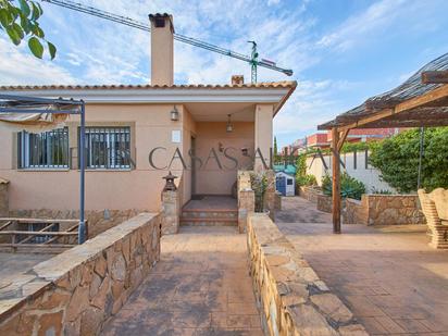 Vista exterior de Casa adosada en venda en Busot amb Calefacció, Jardí privat i Terrassa