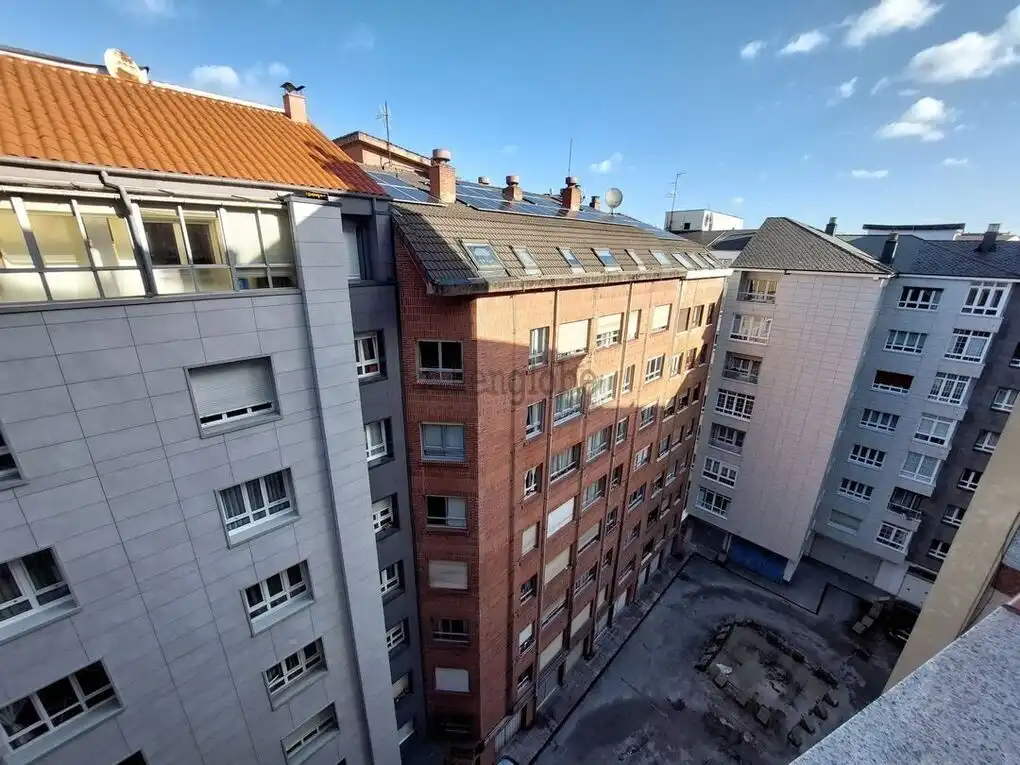 Vista exterior de Piso en venta en Oviedo  con Calefacción