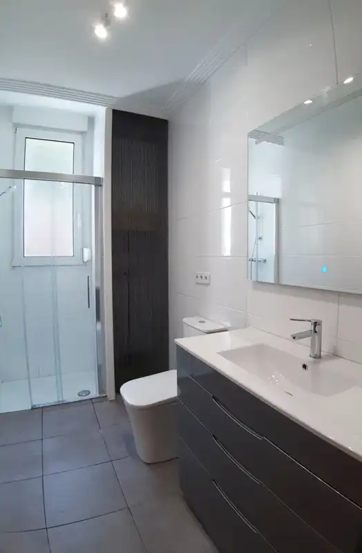 Baño de Piso de alquiler en Bilbao  con Calefacción, Parquet y Amueblado