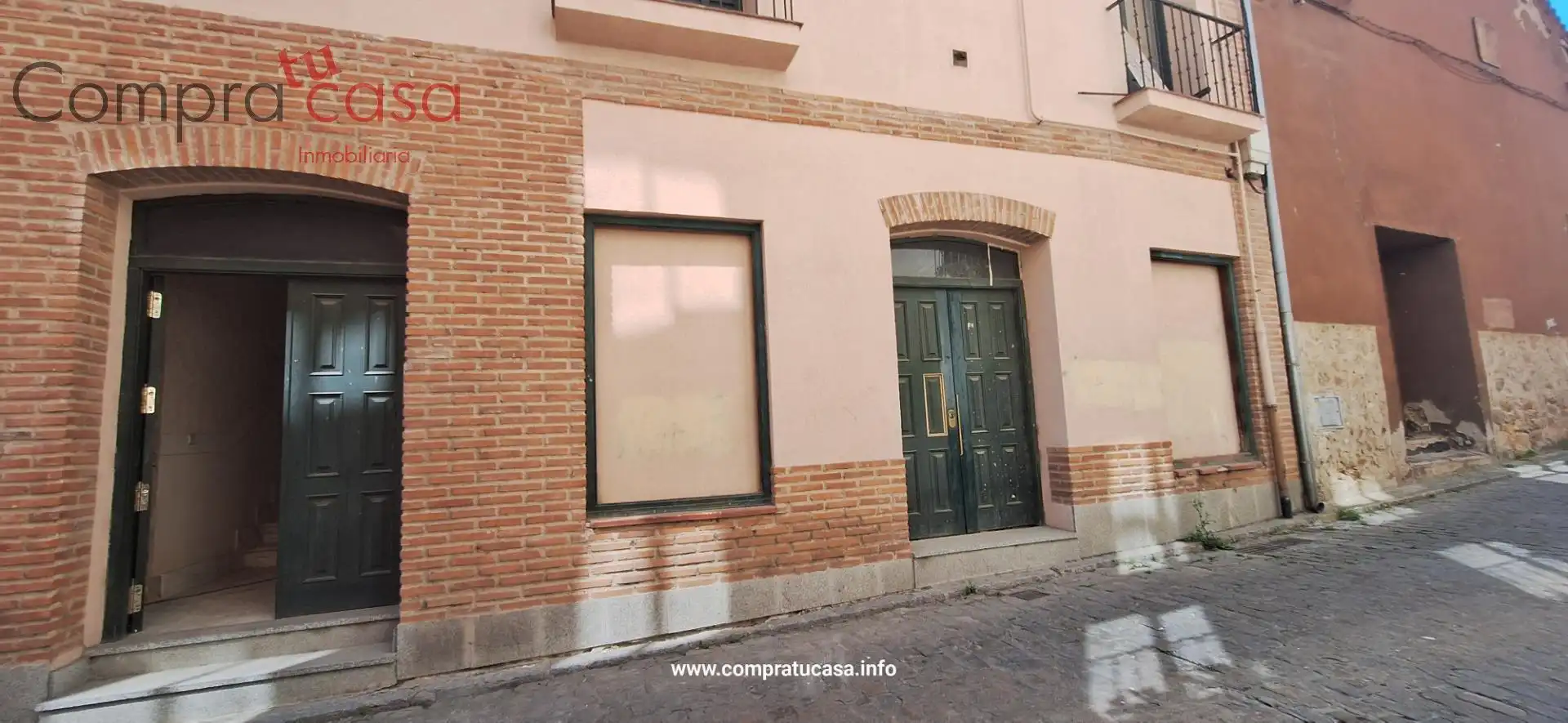 Vista exterior de Edificio en venta en Segovia