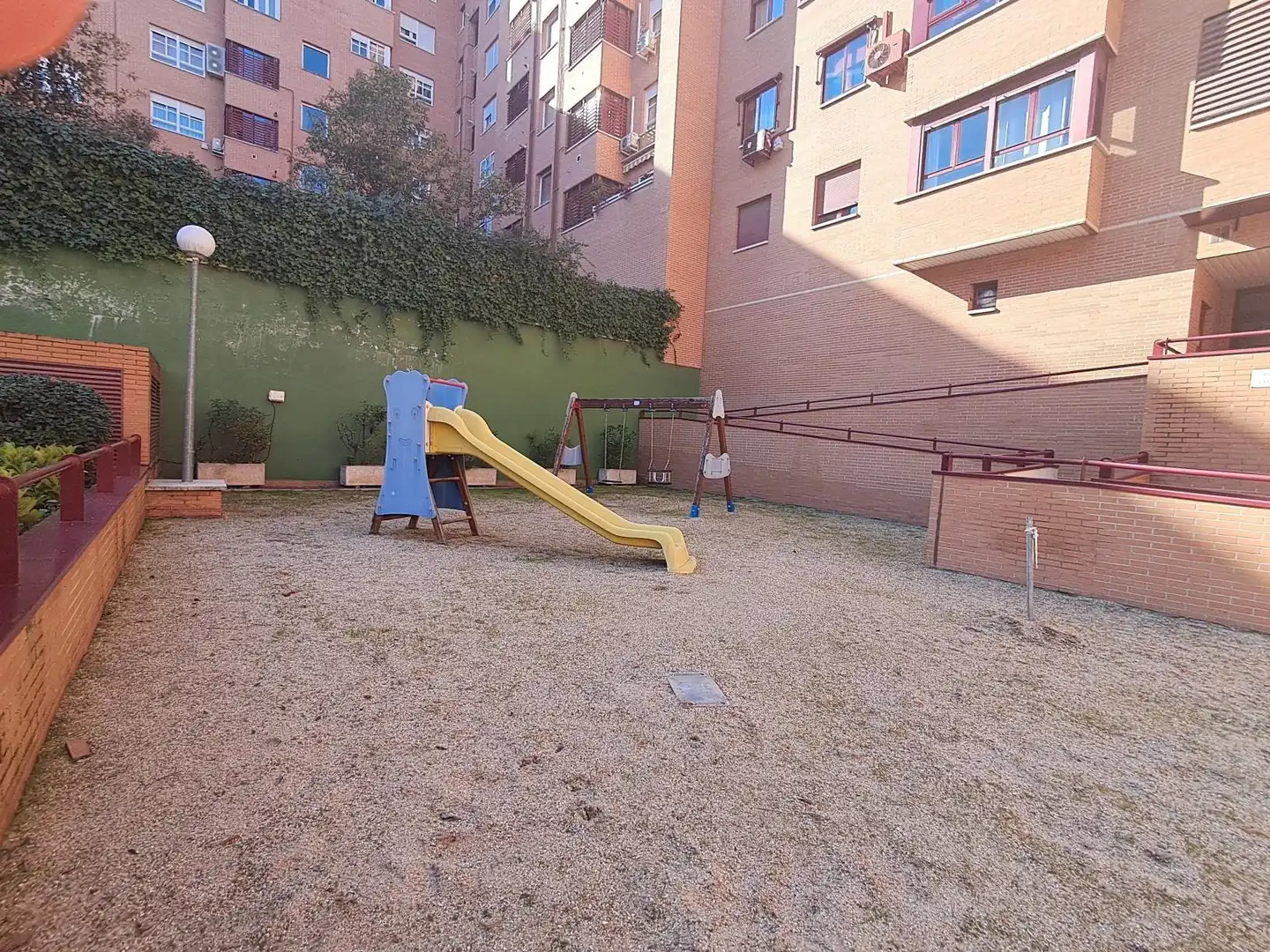 Parking de Piso en venta en Madrid con Aire acondicionado, Calefacción y Jardín privado