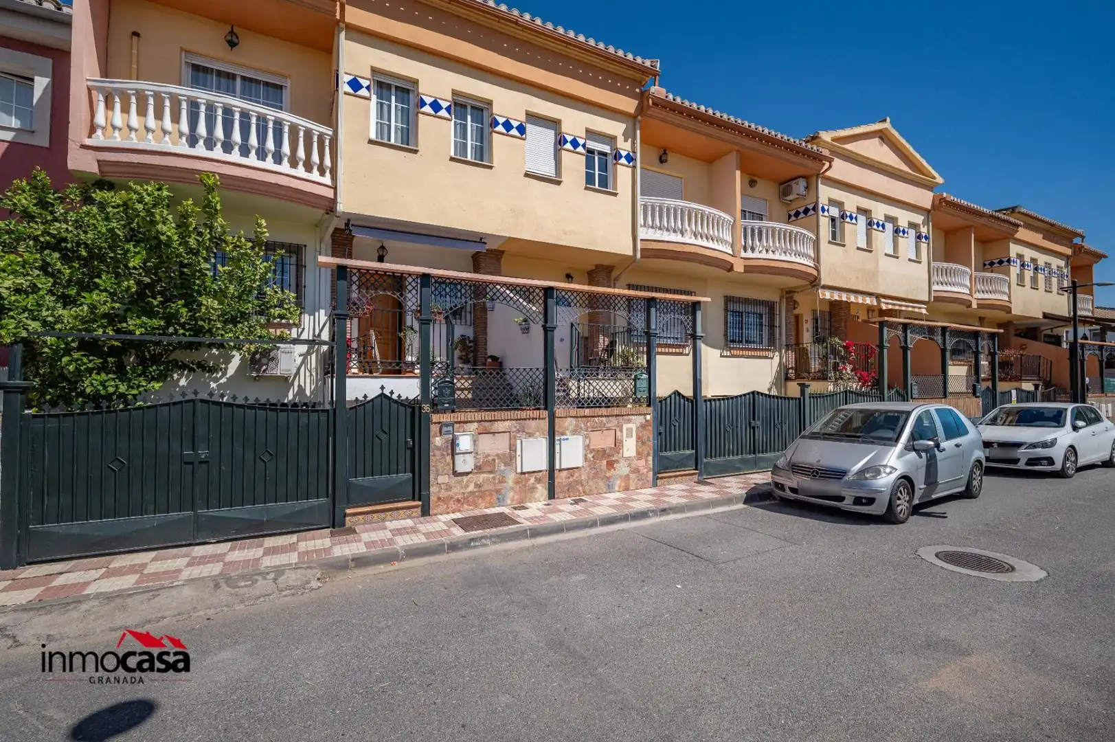 Vista exterior de Casa adosada en venda en Armilla amb Aire condicionat, Calefacció i Jardí privat