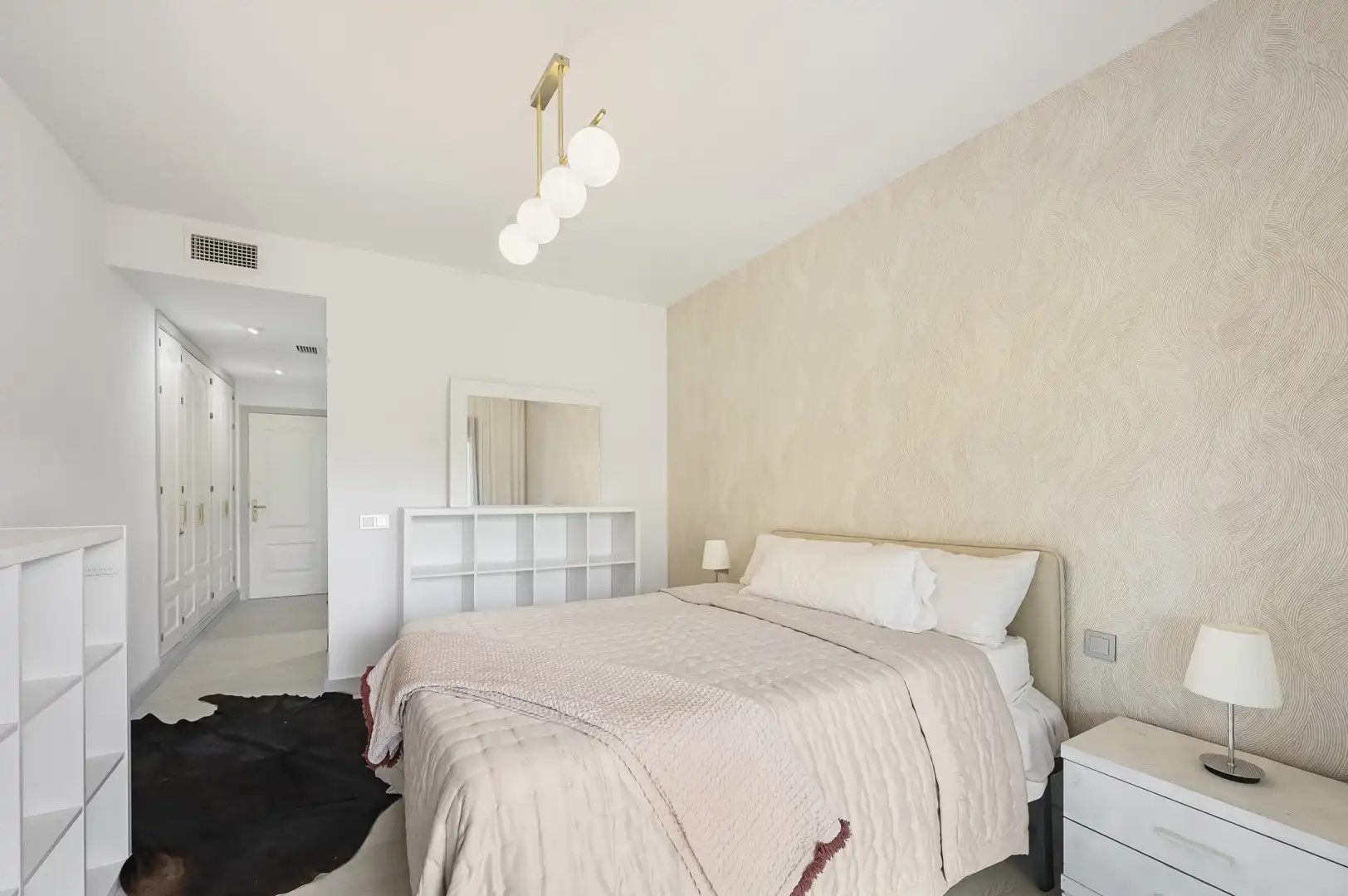 Dormitori de Planta baixa en venda en Estepona amb Aire condicionat, Jardí privat i Terrassa