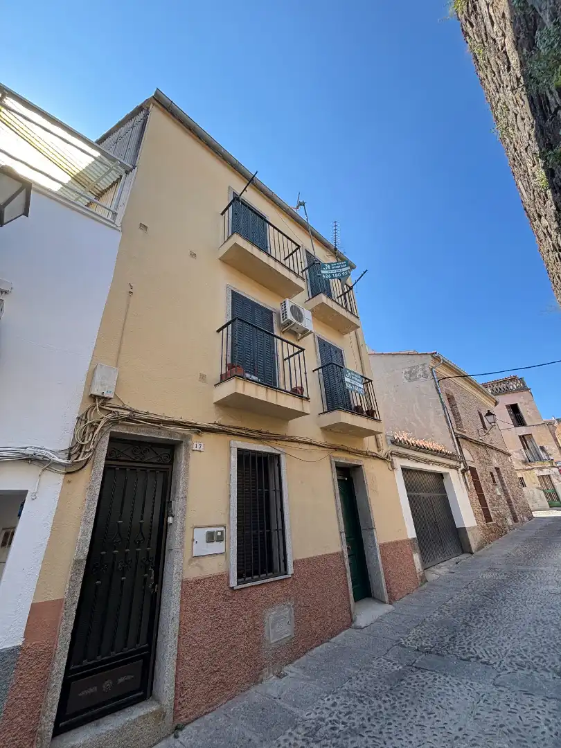 Vista exterior de Casa adosada en venda en Plasencia amb Calefacció i Balcó