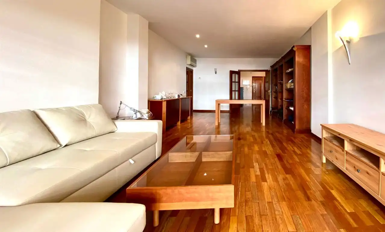 Wohnzimmer von Wohnung zum Verkauf in Barcelona mit Klimaanlage und Gemeinschaftspool
