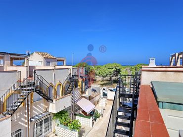 Adosado con piscina en venta en Calle Sorell 22