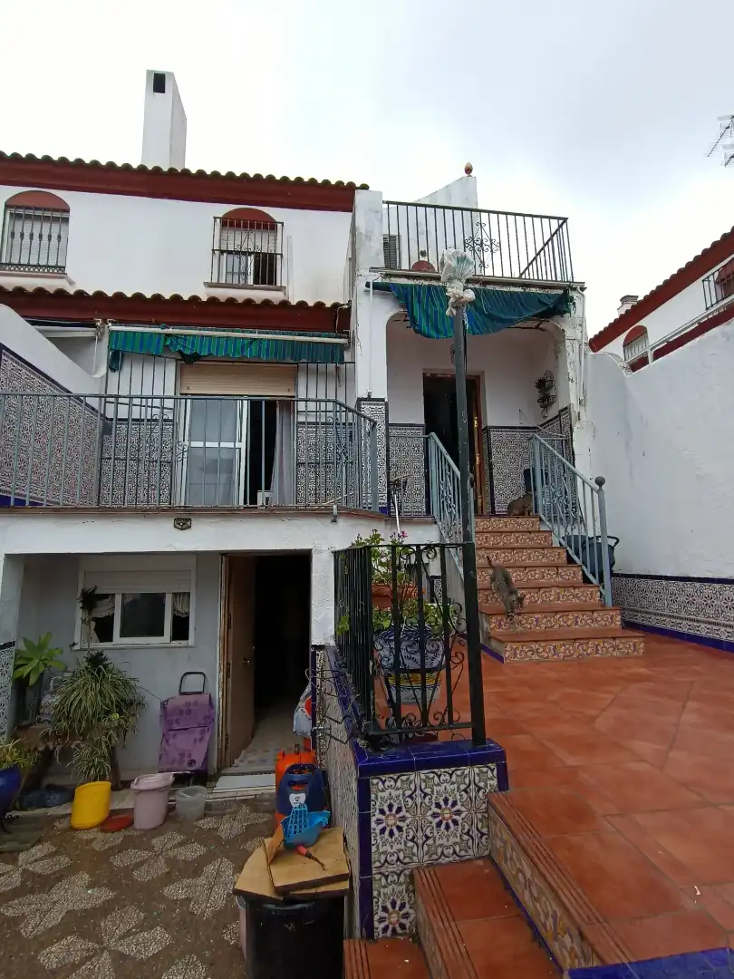 Vista exterior de Casa adosada en venta en Mairena del Aljarafe con Aire acondicionado, Calefacción y Jardín privado