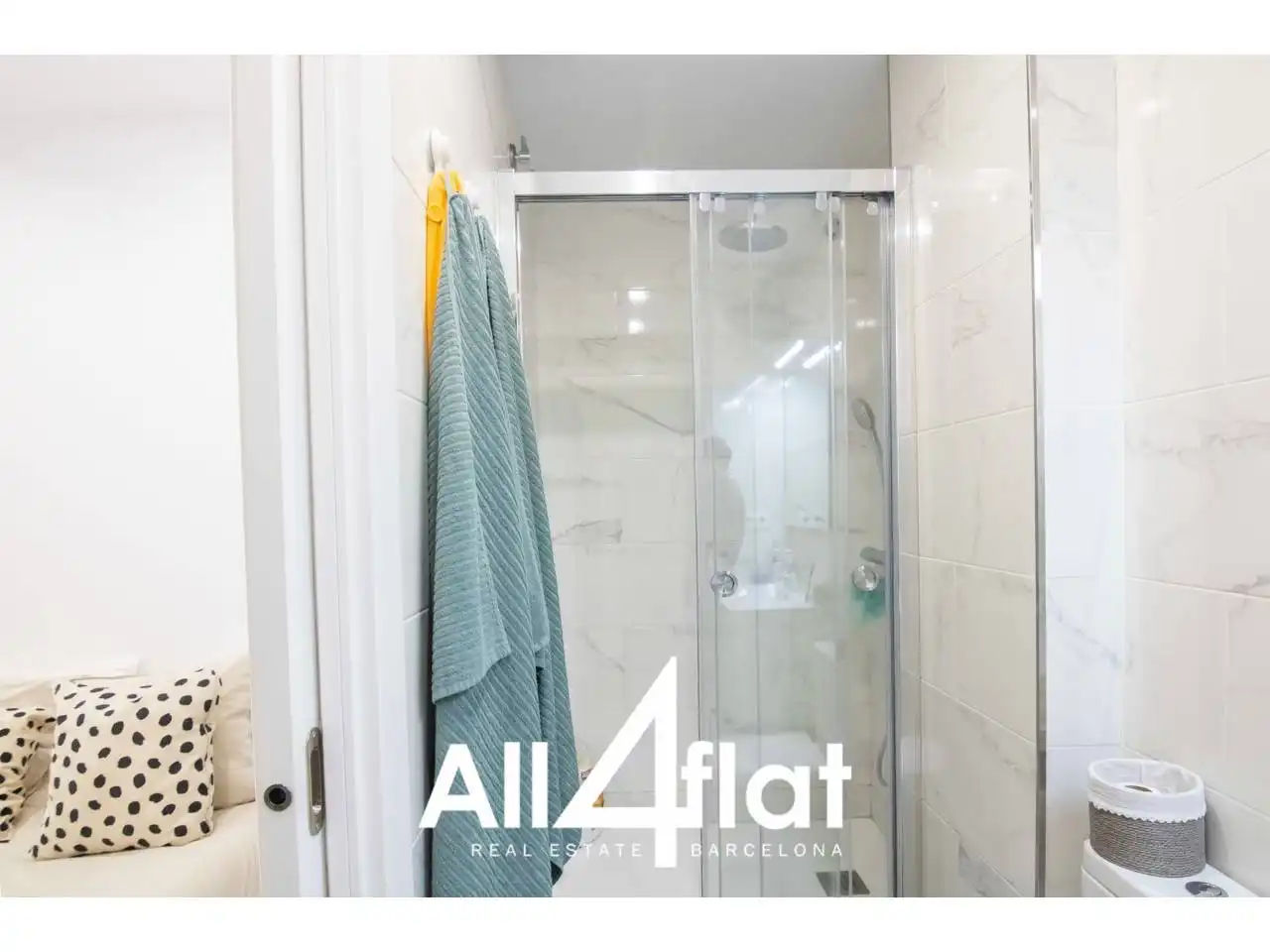 Badezimmer von Wohnung zur Miete in Barcelona mit Klimaanlage, Parkett und Möbliert
