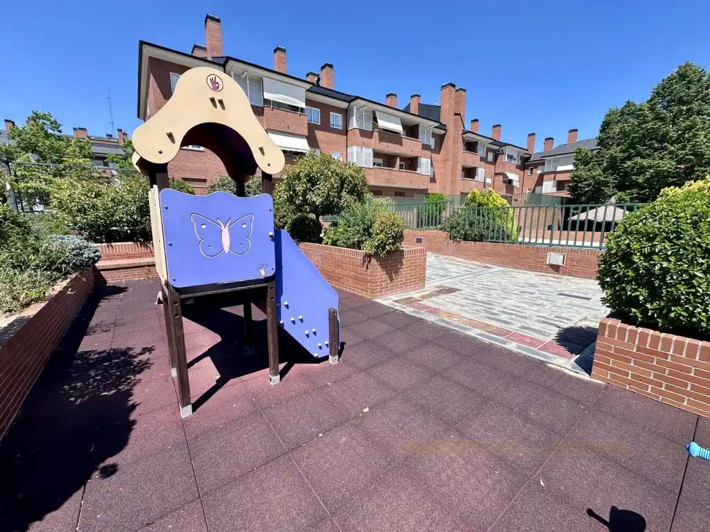 Vista exterior de Piso en venta en Las Rozas de Madrid