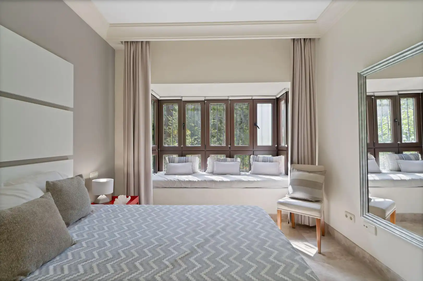 Schlafzimmer von Wohnungen zum Verkauf in Marbella mit Klimaanlage, Heizung und Privatgarten