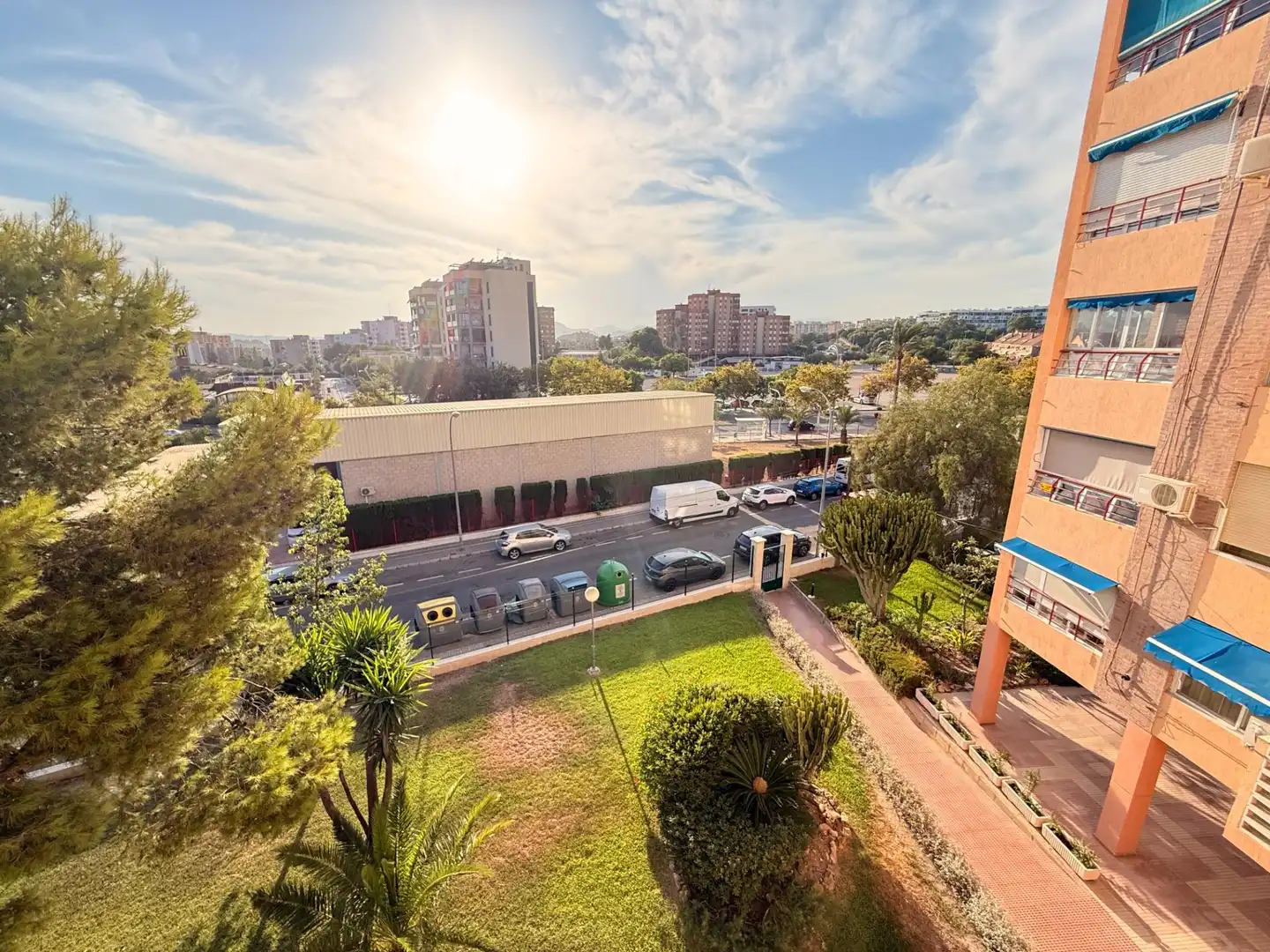 Vista exterior de Pis en venda en Alicante / Alacant amb Aire condicionat, Calefacció i Jardí privat