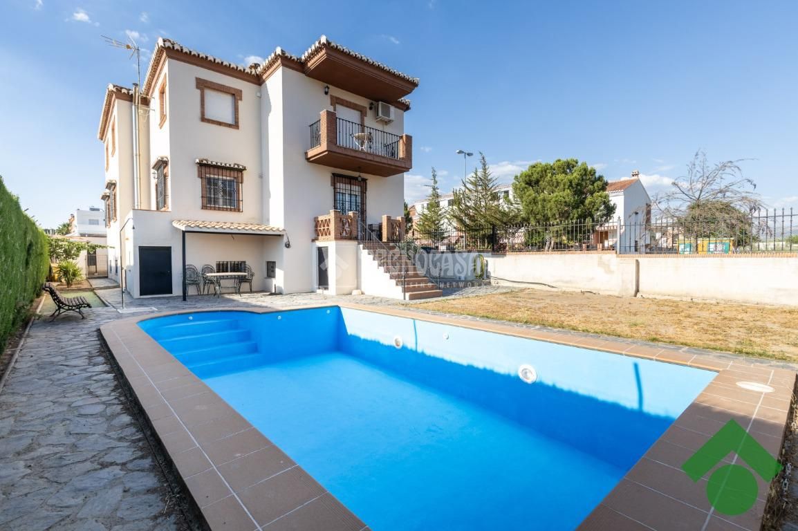 Vista exterior de Casa o xalet en venda en Atarfe amb Terrassa i Balcó