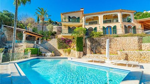 Villa en solar de 2.615m2 aprox. con vistas despejadas.
